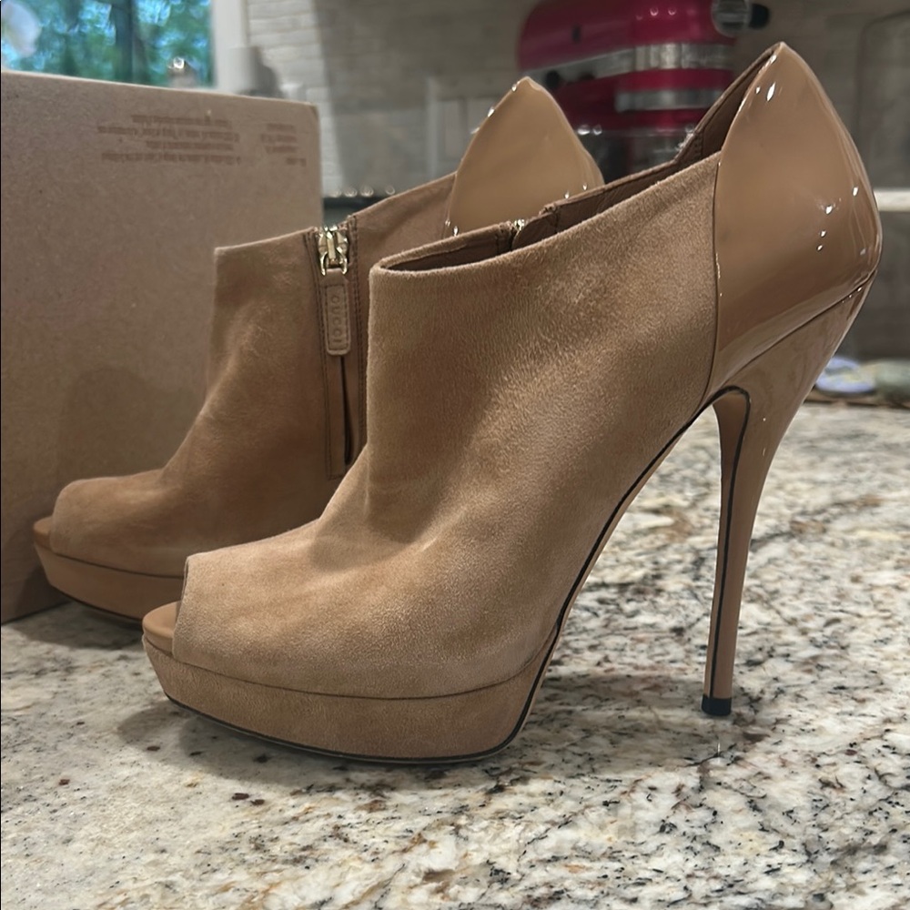 Gucci
Suede Pumps
Women's Size: 38 - Picture 5 of 5